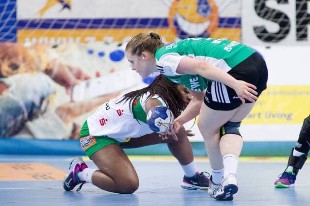 Prudence Kinlend (Nr. 10 Frisch Auf Goeppingen Frauen) und Julia Wenzl (Nr. 9 VfL Oldenburg Handball) kaempfen um den Ball VfL Oldenburg Handball vs Frisch Auf! Goeppingen Frauen VfL Oldenburg Handball vs Frisch Auf! Goeppingen Frauen, Handball, Handball Bundesliga, Saison 2017 2018, 06.05.2018 Oldenburg Copyright: xDanielxReinelt xEibner-Pressefotox EP_drt