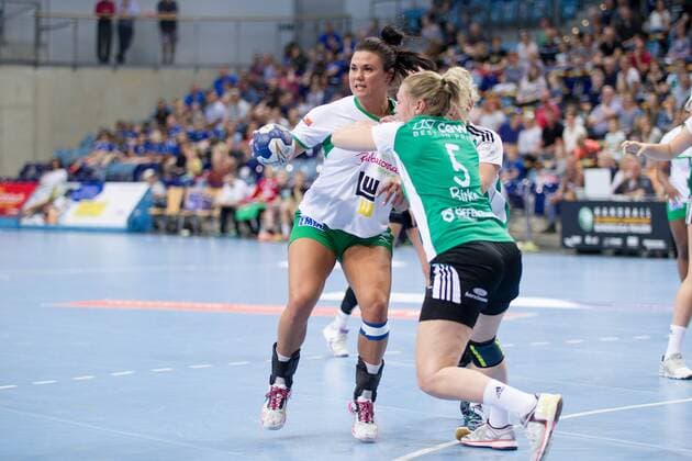 Maxime Struijs (Nr. 3 Frisch Auf Goeppingen Frauen) gegen Kim Birke (Nr. 5 VfL Oldenburg Handball) VfL Oldenburg Handball vs Frisch Auf! Goeppingen Frauen VfL Oldenburg Handball vs Frisch Auf! Goeppingen Frauen, Handball, Handball Bundesliga, Saison 2017 2018, 06.05.2018 Oldenburg Copyright: xDanielxReinelt xEibner-Pressefotox EP_drt