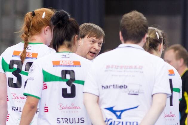 Aleksandar Knezevic (Trainer Frisch Auf Goeppingen Frauen) waehrend einer Auszeit VfL Oldenburg Handball vs Frisch Auf! Goeppingen Frauen VfL Oldenburg Handball vs Frisch Auf! Goeppingen Frauen, Handball, Handball Bundesliga, Saison 2017 2018, 06.05.2018 Oldenburg Copyright: xDanielxReinelt xEibner-Pressefotox EP_drt