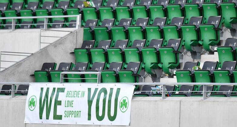 06.05.2018 - Fussball - Saison 2017 2018 - 2. Fussball - Bundesliga - 33. Spieltag: SpVgg Greuther Fürth ( Kleeblatt ) - MSV Duisburg ( Zebras ) - MeZi - Feature Impression Symbolbild Symbolfoto - leere Ränge - Spruchband - Tribüne Haupttribüne - nach Spielende