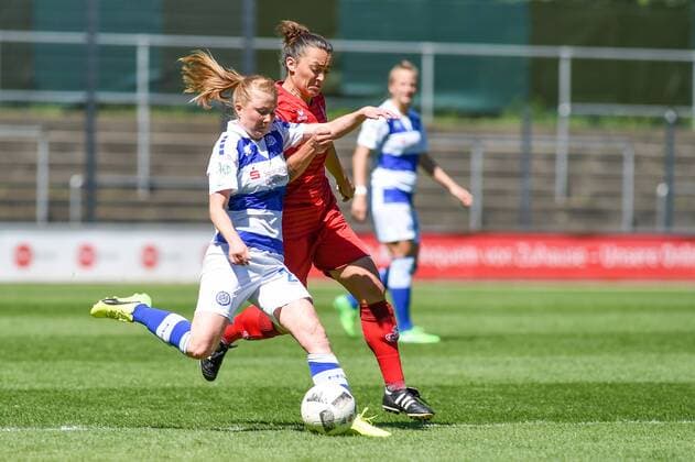 v.li. Vanessa Martini (MSV Duisburg, 22), Lidija Kulis (1. FC Köln, 32), Zweikampf, Spielszene, Duell, duel, tackle, tackling, Dynamik, Action, Aktion, Fussball, Fussball, Allianz Frauen-Bundesliga, 1. FC Köln - MSV Duisburg,
