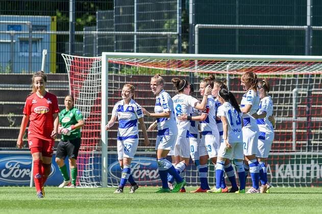 Die Mannschaft vom MSV Duisburg bejubelt das 0:1 durch Genoveva Anonma (MSV Duisburg, 10), verdeckt, Jubel, Torjubel, Torerfolg, celebrate the goal, goal, celebration, Jubel ueber das Tor, Aktion, Action, Fussball, Allianz Frauen-Bundesliga, 1. FC Köln - MSV Duisburg,