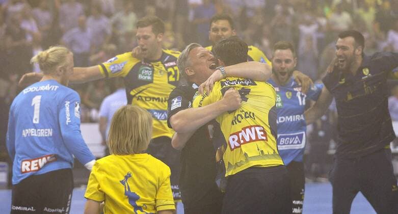Siegesjubel der Löwen , Trainer Nico Jacobsen umarmt Patrick Groetzki Handball Final-Four Turnier in Hamburg am So. 06.05.2018 , Finale Rhein Neckar Löwen - Burgdorf Hannover 30 - 26