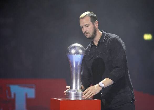 der Siegerpokal , hereinspaziert von und mit ex - Nationalspieler Pascal Hens Handball Final-Four Turnier in Hamburg am So. 06.05.2018 , Finale Rhein Neckar Löwen - Burgdorf Hannover 30 - 26