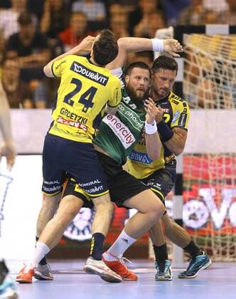 komm zu mir , Kleiner Alexander Petersson ( Löwen ) und Patrick Groetzki nehmen Ilija Brozovic in die Zange Handball Final-Four Turnier in Hamburg am So. 06.05.2018 , Finale Rhein Neckar Löwen - Burgdorf Hannover 30 - 26