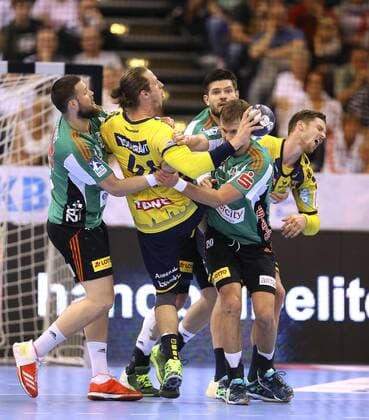 am Ball Kim Ekdahl du Rietz ( Löwen ) gegen Ilija Brozovic und Fabian Böhm Handball Final-Four Turnier in Hamburg am So. 06.05.2018 , Finale Rhein Neckar Löwen - Burgdorf Hannover 30 - 26
