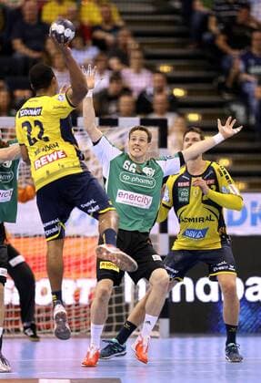 Torwurf Mads Mensah Larsen ( Löwen ) gegen Sören Christophersen Handball Final-Four Turnier in Hamburg am So. 06.05.2018 , Finale Rhein Neckar Löwen - Burgdorf Hannover 30 - 26