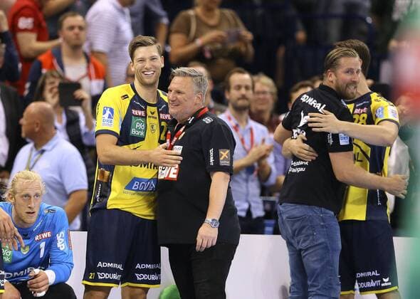 Trainer Nicolaj Jacobsen ( Löwen ) jubelt kurz vor dem Schlusspfiff , hier mit harald reinkind Handball Final-Four Turnier in Hamburg am So. 06.05.2018 , Finale Rhein Neckar Löwen - Burgdorf Hannover 30 - 26