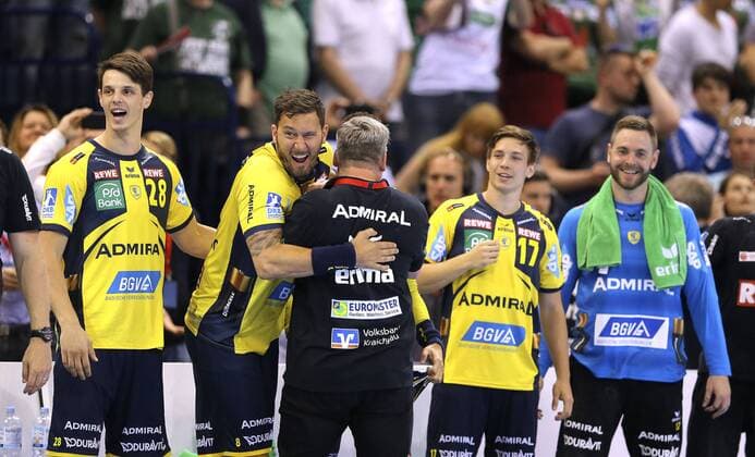 Trainer Nicolaj Jacobsen ( Löwen ) jubelt kurz vor dem Schlusspfiff , hier mit Kristian Bliznac Handball Final-Four Turnier in Hamburg am So. 06.05.2018 , Finale Rhein Neckar Löwen - Burgdorf Hannover 30 - 26