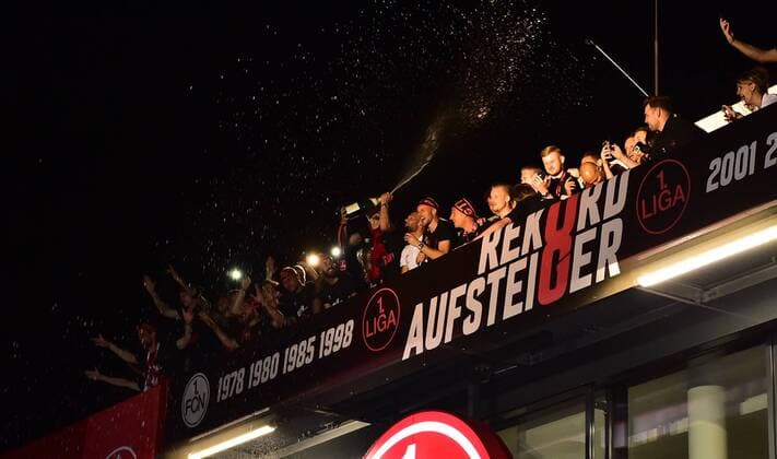 Themen der Woche - SPORT Bilder des Tages - SPORT 06.05.2018 - 1. FC Nürnberg Nuernberg FCN Club - 2. Fussball Bundesliga - Saison 2017 2018 - Ankunft Rückkehr in Nürnberg nach Auswärtsspiel beim SV Sandhausen - Aufstieg Aufsteiger Aufstiegsfeier - OGo - Mannschaft Team Jubel Freude *** 06 05 2018 1 FC Nuremberg Nuernberg FCN Club 2 Football Bundesliga Season 2017 2018 Arrival Return to Nuremberg after away game at SV Sandhausen Ascension promoted promotion OGo team Team cheers joy
