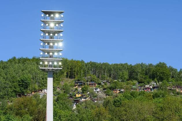 Fußball, Stadiongeschichte FC Erzgebirge Aue Flutlicht des Erzgebirgsstadions, im Hintergrund Bungalows und Kleingärten auf einem nahe gelegenen Hügel; SG Dynamo Dresden - FC Erzgebirge Aue; Fußball; 2. Liga; Saison 2017 2018; 33. Spieltag; Erzgebirgsstadion; Aue; 06. Mai 2018;