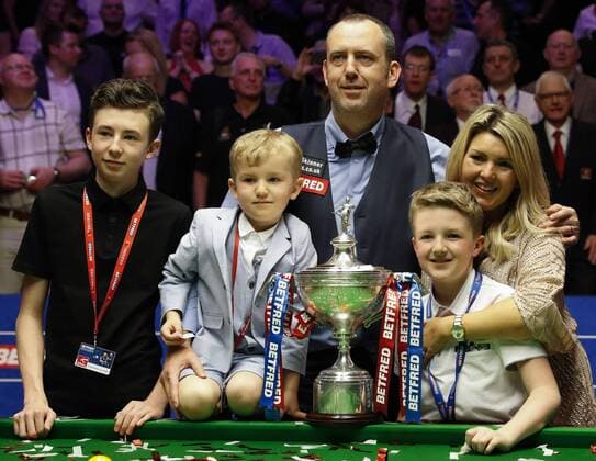 Themen der Woche - SPORT Bilder des Tages - SPORT (180508) -- SHEFFIELD, May 8, 2018 -- Mark Williams of Wales poses with his family after his final with John Higgins of Scotland at the World Snooker Championship 2018 at the Crucible Theatre in Sheffield, Britain on May 7, 2018. Mark Williams won 18-16 to claim the title. ) (SP)BRITAIN-SHEFFIELD-SNOOKER World Championship WM Weltmeisterschaft FINAL HanxYan 