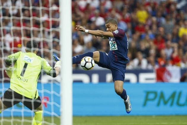 Kylian Mbappe (PSG) vs Matthieu Pichot (Les Herbiers) FOOTBALL : Les Herbiers vs Paris Saint Germain - Finale Coupe de France - 08 05 2018 GwendolineLeGoff Panoramic 