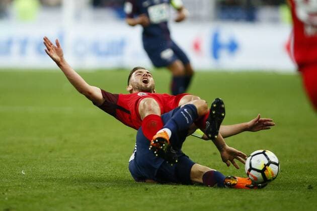 Bilder des Tages - SPORT Sebastein Flochon (Les Herbiers) vs BERCHICHE Yuri (PSG) chute FOOTBALL : Les Herbiers vs Paris Saint Germain - Finale Coupe de France - 08 05 2018 GwendolineLeGoff Panoramic 