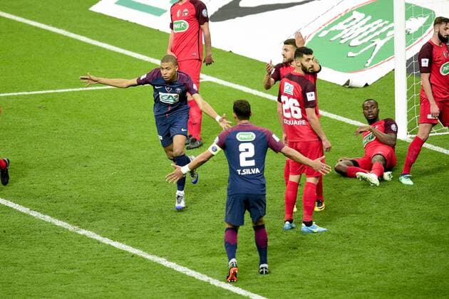 joie des joueurs du PSG apres le but refuse par l arbitrage video de Kylian Mbappe (PSG) FOOTBALL : Les herbiers vs PSG - Finale de la Coupe de France - St Denis - 08 05 2018 JBAutissier Panoramic 
