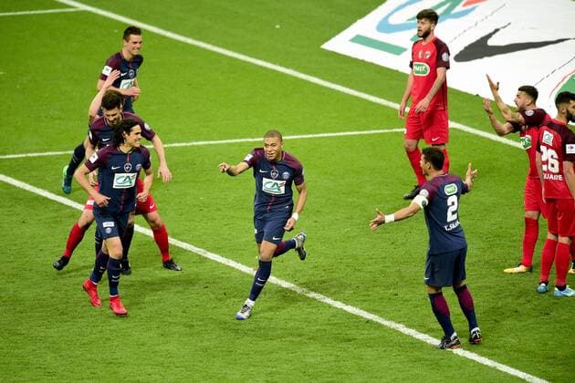 joie des joueurs du PSG apres le but refuse par l arbitrage video de Kylian Mbappe (PSG) FOOTBALL : Les herbiers vs PSG - Finale de la Coupe de France - St Denis - 08 05 2018 JBAutissier Panoramic 
