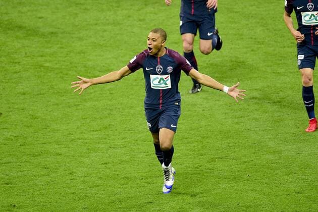 joie des joueurs du PSG apres le but refuse par l arbitrage video de Kylian Mbappe (PSG) FOOTBALL : Les herbiers vs PSG - Finale de la Coupe de France - St Denis - 08 05 2018 JBAutissier Panoramic 