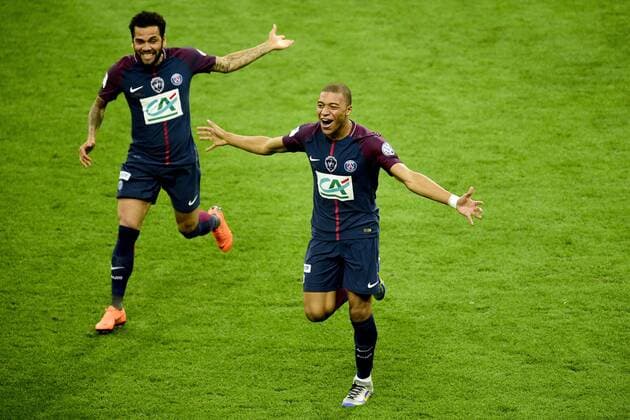 joie des joueurs du PSG apres le but refuse par l arbitrage video de Kylian Mbappe (PSG) FOOTBALL : Les herbiers vs PSG - Finale de la Coupe de France - St Denis - 08 05 2018 JBAutissier Panoramic 