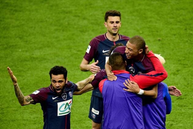 joie des joueurs du PSG apres le but refuse par l arbitrage video de Kylian Mbappe (PSG) FOOTBALL : Les herbiers vs PSG - Finale de la Coupe de France - St Denis - 08 05 2018 JBAutissier Panoramic 