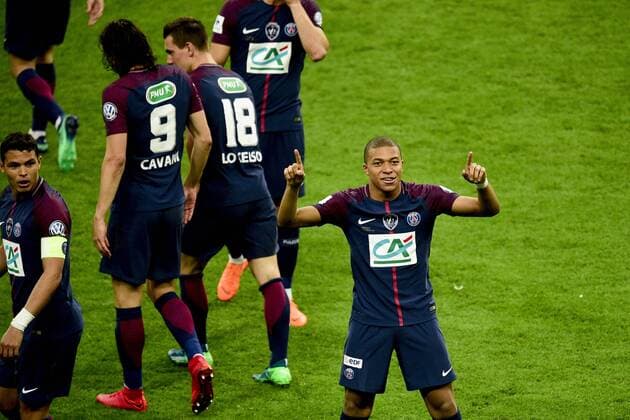 joie des joueurs du PSG apres le but refuse par l arbitrage video de Kylian Mbappe (PSG) FOOTBALL : Les herbiers vs PSG - Finale de la Coupe de France - St Denis - 08 05 2018 JBAutissier Panoramic 
