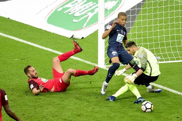 Kylian Mbappe (PSG) vs Matthieu Pichot (Les Herbiers) FOOTBALL : Les herbiers vs PSG - Finale de la Coupe de France - St Denis - 08 05 2018 JBAutissier Panoramic 
