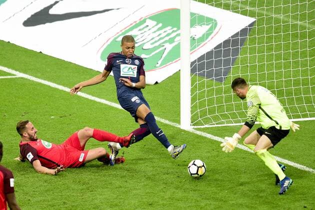 Kylian Mbappe (PSG) vs Matthieu Pichot (Les Herbiers) FOOTBALL : Les herbiers vs PSG - Finale de la Coupe de France - St Denis - 08 05 2018 JBAutissier Panoramic 