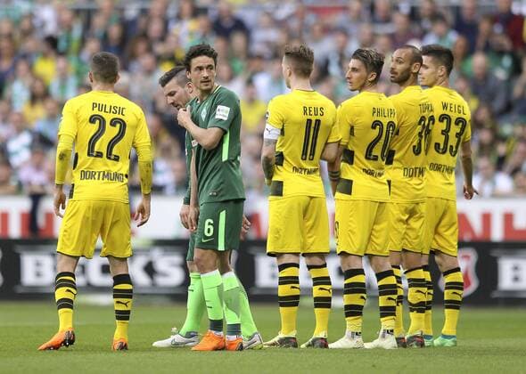 Foto : Thomas Delaney in der Dortmunder Abwehrmauer Fussball 1. Bundesliga , am So. 29.04.2018 Werder Bremen - Borussia Dortmund 1 - 1 *** Photo Thomas Delaney in the Dortmund defensive wall Soccer 1 Bundesliga on Sun 29 04 2018 Werder Bremen Borussia Dortmund 1 1