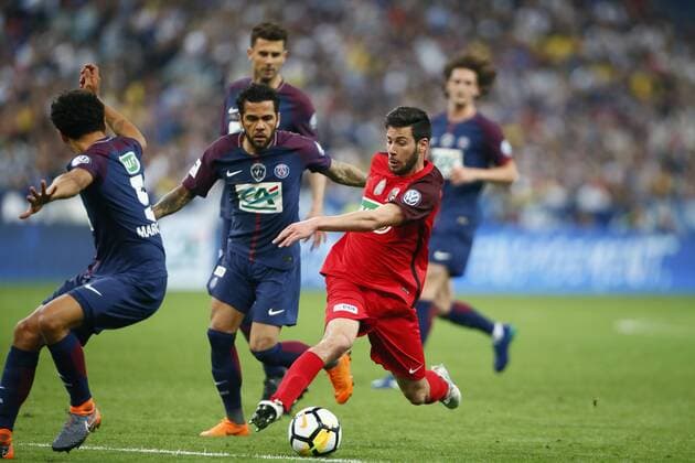 Dani Alves (PSG) vs Adrian Dabasse (Les Herbiers) FOOTBALL : Les Herbiers vs Paris Saint Germain - Finale Coupe de France - 08 05 2018 GwendolineLeGoff Panoramic 