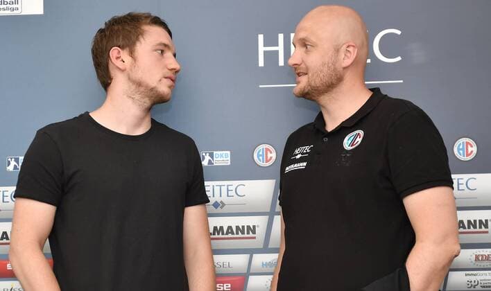 09.05.2018 - Handball - 1. Bundesliga - Saison 2017 2018 - HC Erlangen HCE - Pressekonferenz Pressetermin Medientermin - Vorstellung Dominik Mappes - - Dominik Mappes ( Neuzugang HC Erlangen ) und Adalsteinn Eyjolfsson (Trainer HC Erlangen HCE , rechts )