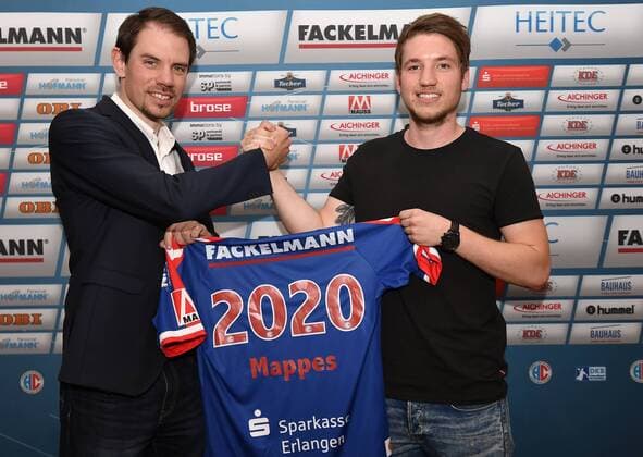 09.05.2018 - Handball - 1. Bundesliga - Saison 2017 2018 - HC Erlangen HCE - Pressekonferenz Pressetermin Medientermin - Vorstellung Dominik Mappes - - Rene Selke ( Geschäftsführer HC Erlangen HCE ) und Dominik Mappes ( Neuzugang HC Erlangen ) präsentieren symbolisch Trikot für die kommende Saison