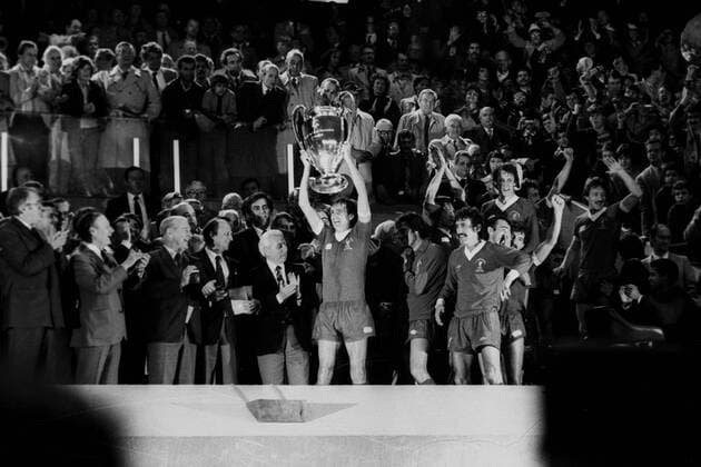 Europapokal der Landesmeister. Endspiel Real Madrid - FC Liverpool 0:1 27.05.1981 in Paris. Sieger FC Liverpool bei der Siegerehrung. Mannschaftskapitän Phil Thompson präsentiert den Pokal.