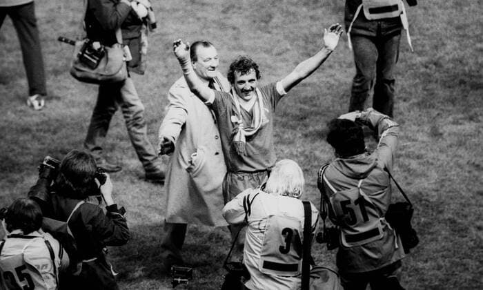 Europapokal der Landesmeister. Endspiel Real Madrid - FC Liverpool 0:1 27.05.1981 in Paris. Kapitän Alan Kennedy (Liverpool) mit Pokal.