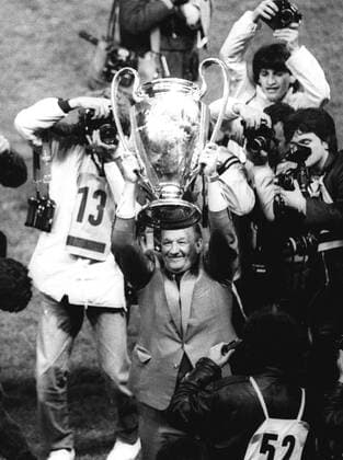 Europapokal der Landesmeister. Endspiel Real Madrid - FC Liverpool 0:1 27.05.1981 in Paris. Trainer Liverpool Bob Paisley mit Pokal.