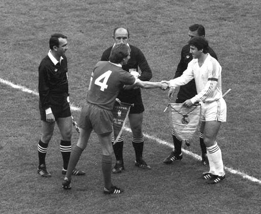 Europapokal der Landesmeister. Endspiel Real Madrid - FC Liverpool 0:1 27.05.1981 in Paris. Begrüßung der Spielführer Phil Thompson (Liverpool li.) und Carlos Alonso (Madrid).