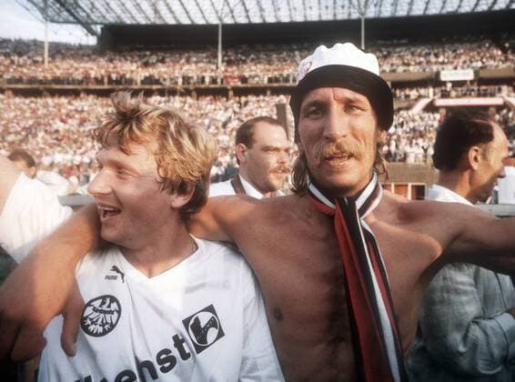 Fußball, DFB-Pokalfinale 1987 1988, Eintracht Frankfurt - VfL Bochum DFB-Pokalfinale 1988 Eintracht Frankfurt - VFL Bochum 1:0 am 28.05.1988 in Berlin. Von links: Lajos Detari und Frank Schulz (Frankf.) freuen sich über Pokalsieg.