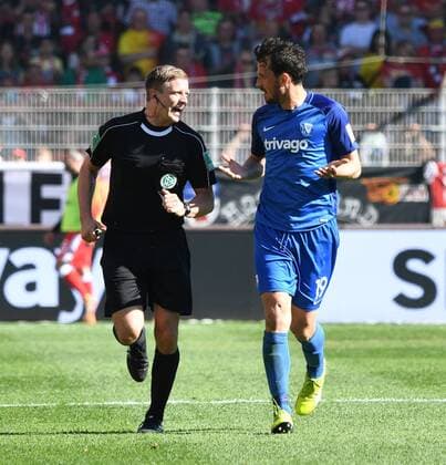 Fussball, Herren, Saison 2017 2018, 2. Bundesliga (33. Spieltag), 1. FC Union Berlin - VfL Bochum 1848 (3:1), v. l. Schiedsrichter Robert Schröder (Hannover), Patrick Fabian (Bochum), 06.05. 2018, *** Soccer Men Season 2017 2018 2 Bundesliga 33 Round 1 FC Union Berlin VfL Bochum 1848 3 1 v 1 Referee Robert Schröder Hannover Patrick Fabian Bochum 06 05 2018 Copyright: xMatthiasxKochx