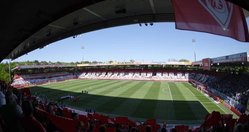 Fussball, Herren, Saison 2017 2018, 2. Bundesliga (33. Spieltag), 1. FC Union Berlin - VfL Bochum 1848, Fans von Union, Choreaographie zum 50. Jahrestag des Pokalsieges des 1. FC Union gegen den FC Carl Zeiss Jena (1968 2:1 in Halle), 06.05. 2018, *** Soccer Men Season 2017 2018 2 Bundesliga 33 Matchday 1 FC Union Berlin VfL Bochum 1848 Fans of Union Choreaography on the occasion of the 50th anniversary of the cup victory of 1 FC Union against FC Carl Zeiss Jena 1968 2 1 in Hall 06 05 2018 Copyright: xMatthiasxKochx