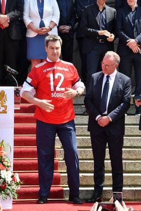 Themen der Woche - SPORT Bilder des Tages - SPORT Ministerpräsident Dr. Markus Söder, Karl-Heinz Rummenigge Empfang des FC Bayern in der München Staatskanzlei Ministerpräsident Dr. Markus Söder empfängt den Rekordmeister FC Bayern München München 09. Mai 2018 *** Prime Minister Dr Markus Söder Karl Heinz Rummenigge Reception of FC Bayern in the Munich State Chancellery Prime Minister Dr Markus Söder receives the record champions FC Bayern Munich Munich 09 May 2018