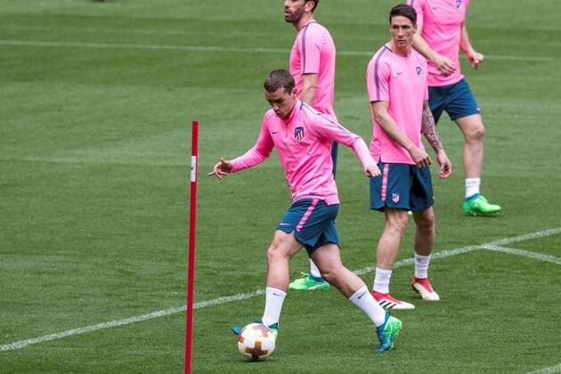 French striker of the Atletico Madrid Antoine Griezmann (L) in action during a training session of the club s UEFA Europa League final media open day at Wanda Metropolitano stadium in Madrid, Spain, 09 May 2018. Atletico Madrid will face Olympique Marseille in the UEFA Europa League final on 16 May 2018 in Lyon. Training session of Atletico Madrid !ACHTUNG: NUR REDAKTIONELLE NUTZUNG!  Copyright: xRodrigoxJimenezx MDD01 20180509-636614995996768760