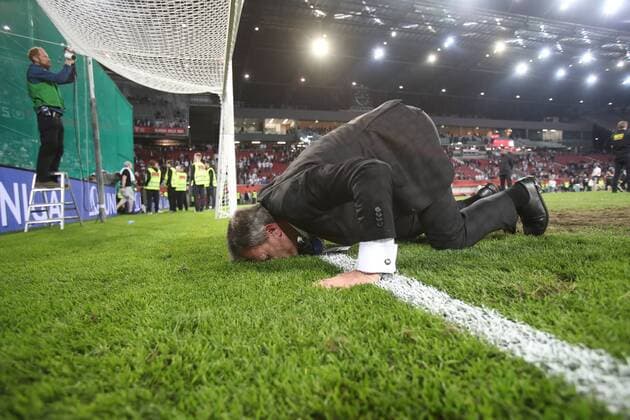 Themen der Woche - SPORT Bilder des Tages - SPORT SOCCER - UNIQA OEFB Cup, Sturm vs RBS KLAGENFURT,AUSTRIA,09.MAY.18 - SOCCER - UNIQA OEFB Cup, final, SK Sturm Graz vs Red Bull Salzburg, award ceremony. Image shows the rejoicing of president Christian Jauk (Sturm). GEPAxpictures xChristianxWalgram