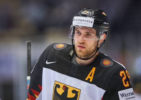 NHL Eishockey Herren USA Profi Leon DRAISAITL, DEB 29 Halbfigur , Aktion, Einzelbild, Portrait, Portraet, Einzelaktion DEUTSCHLAND - KOREA 6-1 IIHF Eishockey Weltmeisterschaft 2018, Denmark, Deutsche Eishockey Nationalmannschaft Eishockey DEB , Herning, DAENEMARK 09.05.2018 *** NHL Profi Leon DRAISAITL DEB 29 Half Figure Action Single Portrait Portrait Single Action GERMANY KOREA 6 1 IIHF Ice Hockey World Cup 2018 Denmark German Ice Hockey National Team Ice Hockey DEB Herning DAENEMARK 09 05 2018