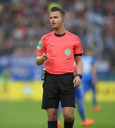 27.04.2018, Fussball GER, Saison 2017 2018, 2. Bundesliga, 32. Spieltag, VfL Bochum - Erzgebierge Aue 2:1, edsrichter Daniel Schlager *** 27 04 2018 Soccer GER Season 2017 2018 2 Bundesliga 32 Matchday VfL Bochum Erzgebierge Aue 2 1 referee Daniel Schlager Team2