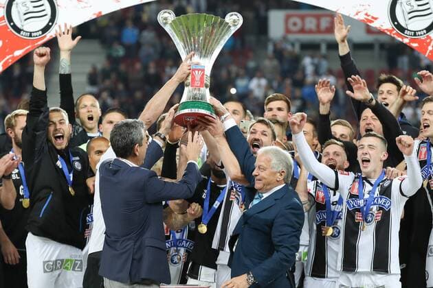 SOCCER - UNIQA OEFB Cup, Sturm vs RBS KLAGENFURT,AUSTRIA,09.MAY.18 - SOCCER - UNIQA OEFB Cup, final, SK Sturm Graz vs Red Bull Salzburg. Image shows president Leo Windtner (OEFB) and the team of Sturm. GEPAxpictures xChristianxWalgram