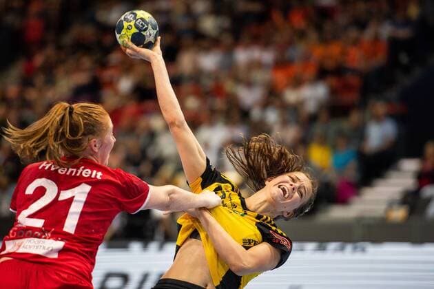 180510 H65 Höörs Sofia Hvenfelth försvarar mot Sävehofs Olivia Mellegard under SM-finalen i SHE mellan H65 Höör och Sävehof den 10 maj 2018 i Göteborg. Copyright: CARLxSANDIN BB180510CS030