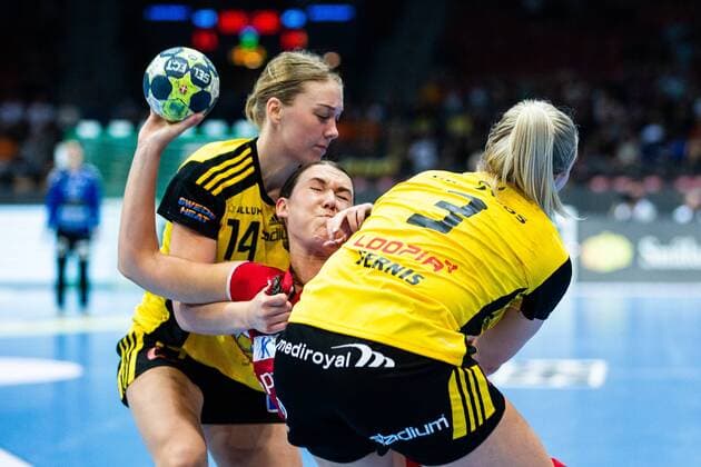 180510 Sävehofs Linnea Pettersson och Emma Ekenman Fernis försvarar mot H65 Höörs Mikaela Mässing under SM-finalen i SHE mellan H65 Höör och Sävehof den 10 maj 2018 i Göteborg. Copyright: MICHAELxERICHSEN BB180510MI025