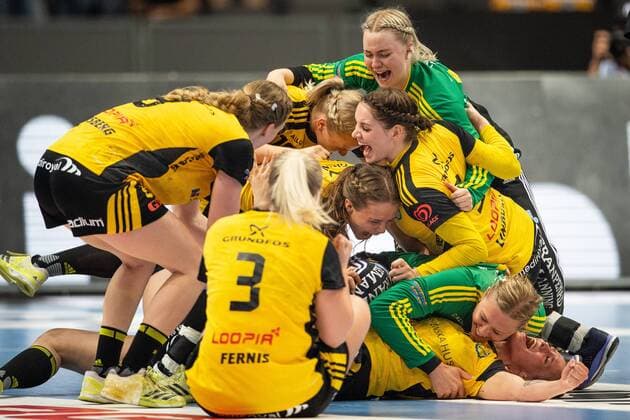 180510 Sävehofs spelare jublar efter vinsten i SM-finalen i SHE mellan H65 Höör och Sävehof den 10 maj 2018 i Göteborg. Copyright: CARLxSANDIN BB180510CS038