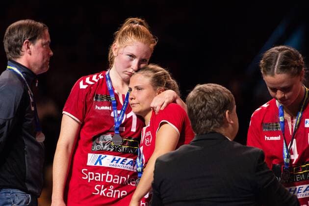 180510 H65 Höörs Sofia Hvenfelth och Emma Rask deppar efter förlusten i SM-finalen i SHE mellan H65 Höör och Sävehof den 10 maj 2018 i Göteborg. Copyright: CARLxSANDIN BB180510CS041