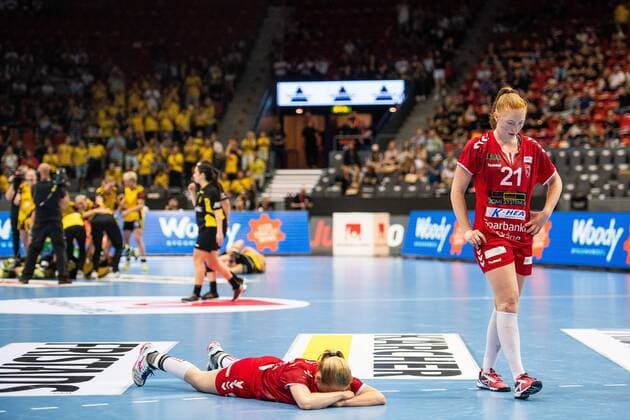 180510 H65 Höörs Sofia Hvenfelth ligger och deppar efter förlusten i SM-finalen i SHE mellan H65 Höör och Sävehof den 10 maj 2018 i Göteborg. Copyright: CARLxSANDIN BB180510CS042