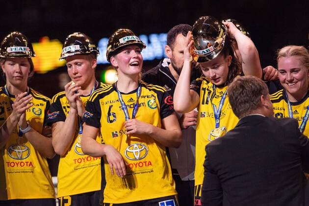 180510 Sävehofs Ida Oden jublar pa podiet under prisutdelningen efter vinsten i SM-finalen i SHE mellan H65 Höör och Sävehof den 10 maj 2018 i Göteborg. Copyright: CARLxSANDIN BB180510CS043