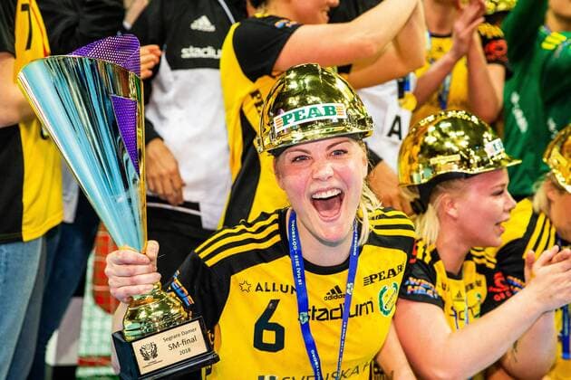 Bilder des Tages - SPORT 180510 Sävehofs Ida Oden jublar med pokalen efter vinsten i SM-finalen i SHE mellan H65 Höör och Sävehof den 10 maj 2018 i Göteborg. Copyright: MICHAELxERICHSEN BB180510MI027
